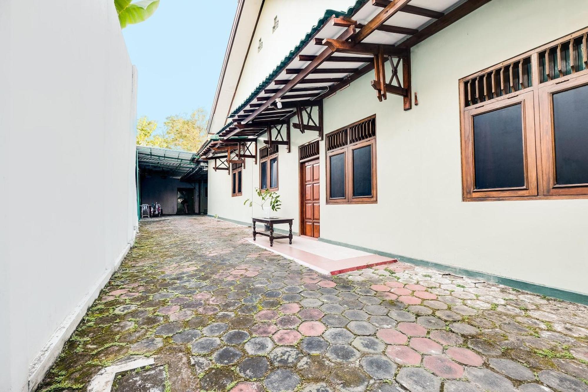 Spot On 92068 Pudja Kesuma Homestay Syariah 요그야카르타 외부 사진
